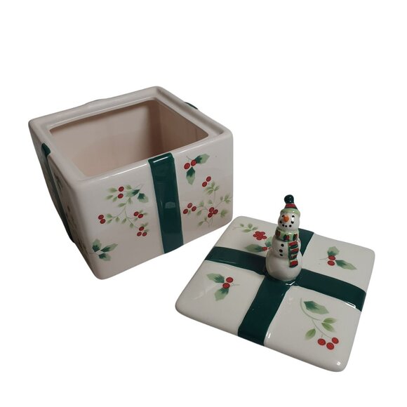 Pfaltzgraff Winterberry Snowman Lidded Ceramic Box 6" x 6" x 7" Gift Shape - Picture 3 of 10